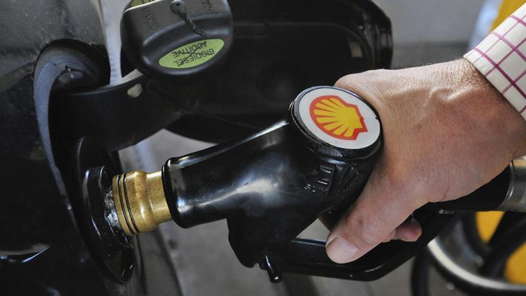 Un conductor reposta su propio coche.