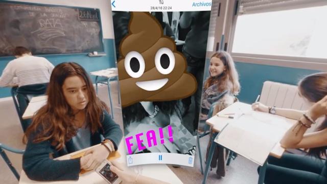 Fotograma del vídeo en el que la niña acosada recibe un mensaje denigrante en su móvil