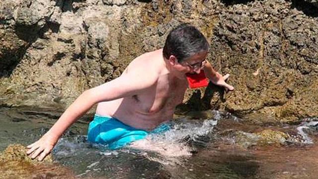 El político de ERC Joan Puig durante el asalto a la piscina de Pedro J. Ramírez.