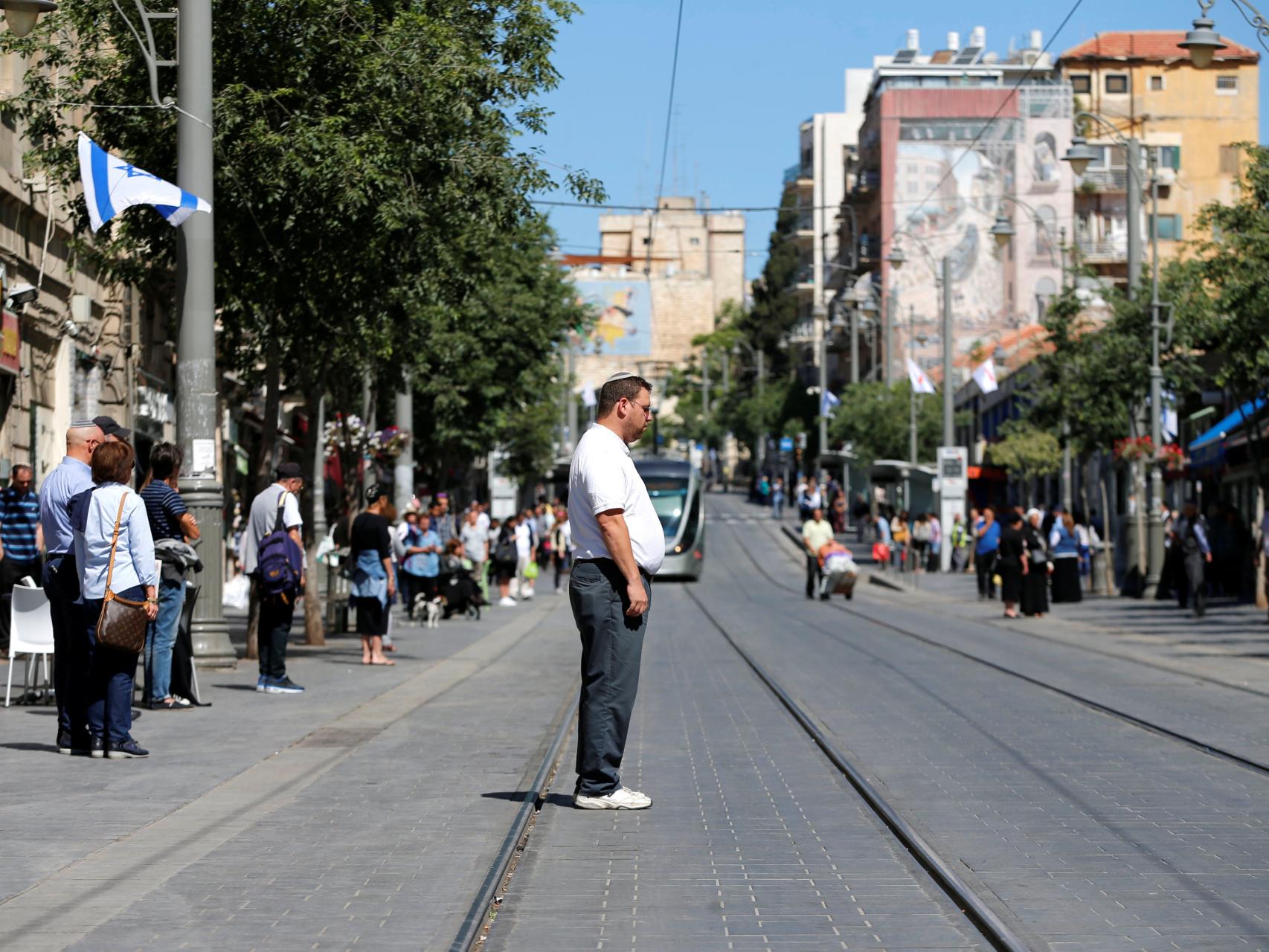Los israelíes guardan dos minutos de silencio mientras suena la sirena del recuerdo.