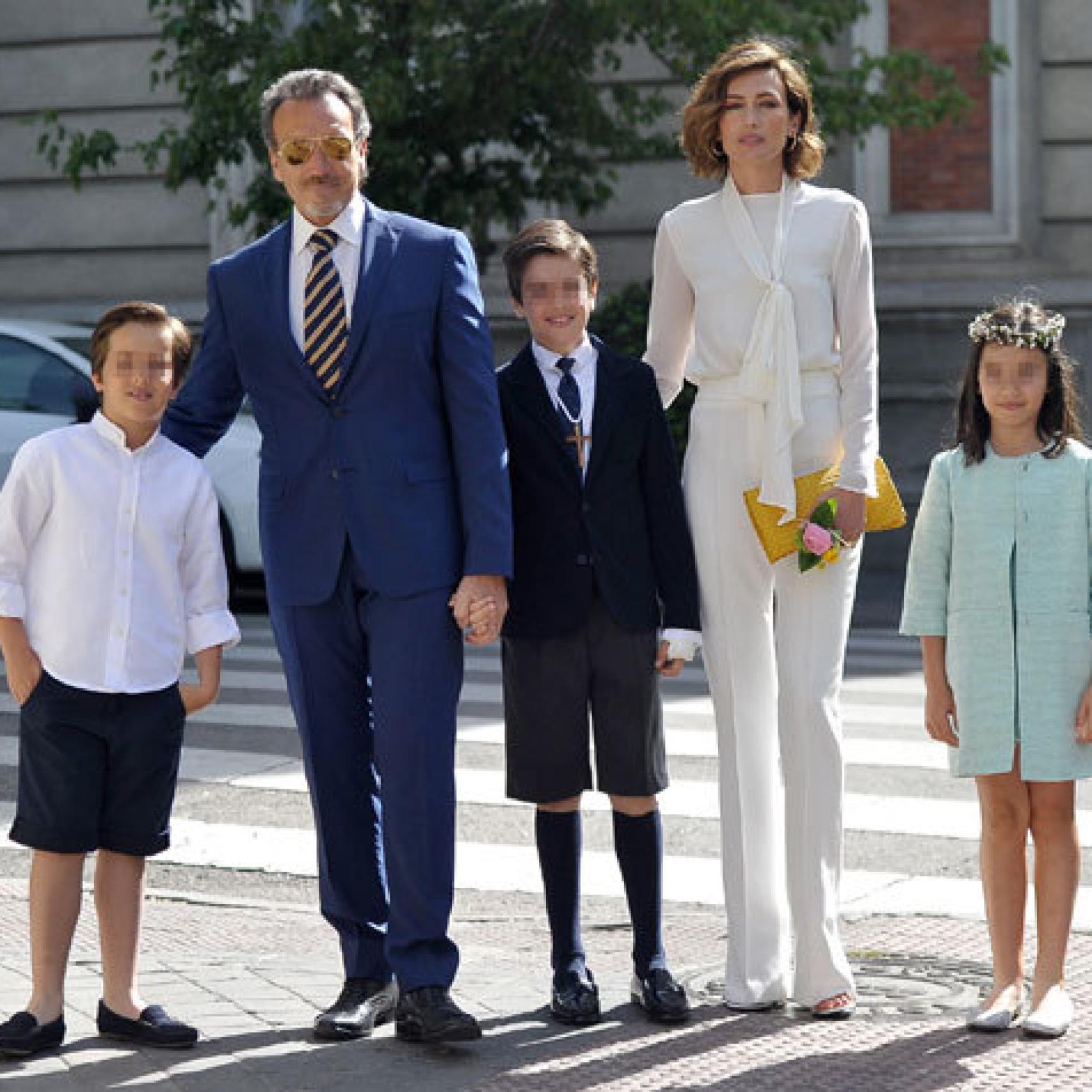 Nieves Álvarez junto a su familia