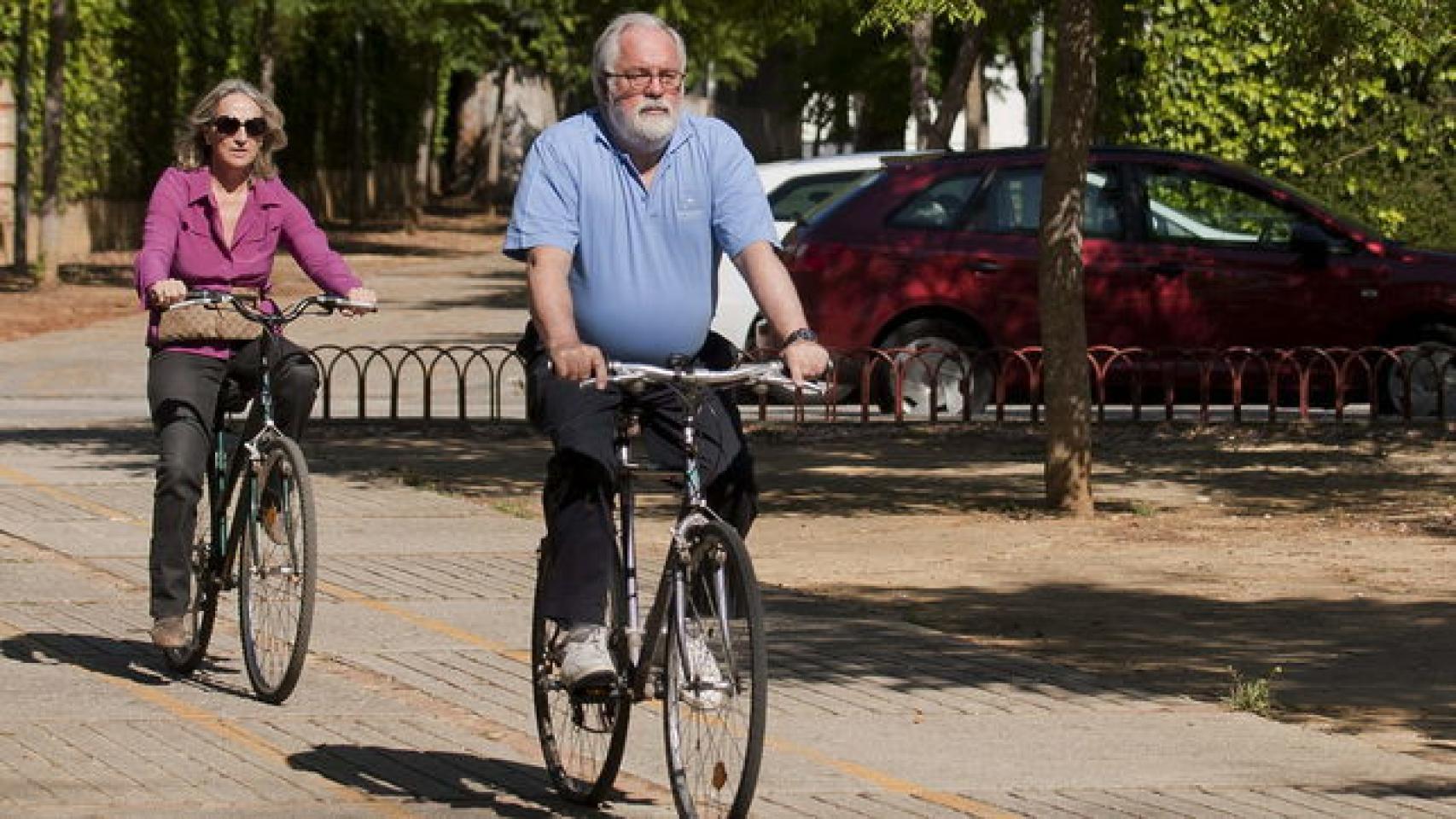 Arias Cañete y Micaela Domecq, en bici durante la jornada de reflexión en las elecciones europeas de 2014.