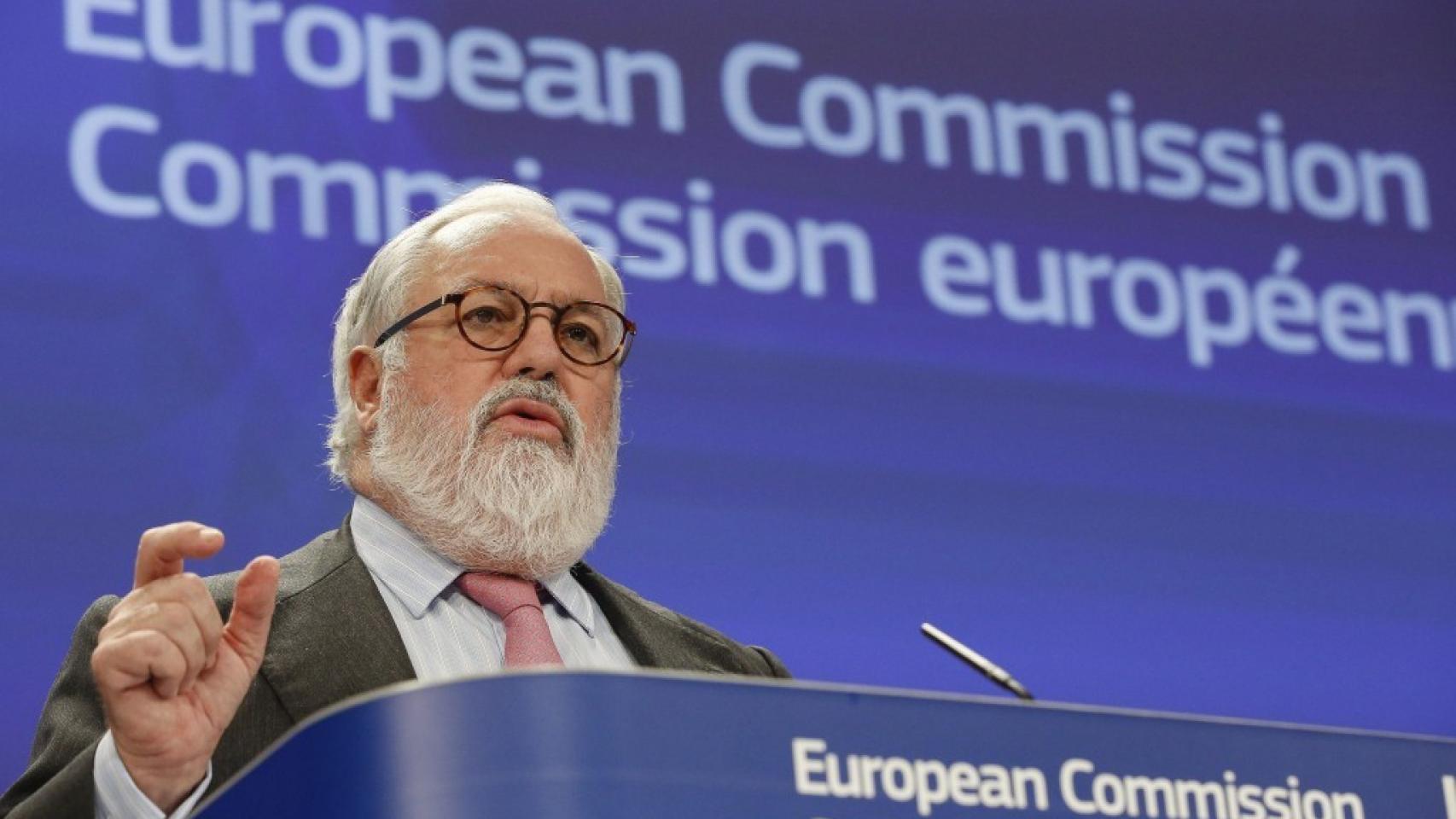 Arias Cañete, en rueda de prensa como comisario europeo de Acción por el Clima y Energía. / EFE