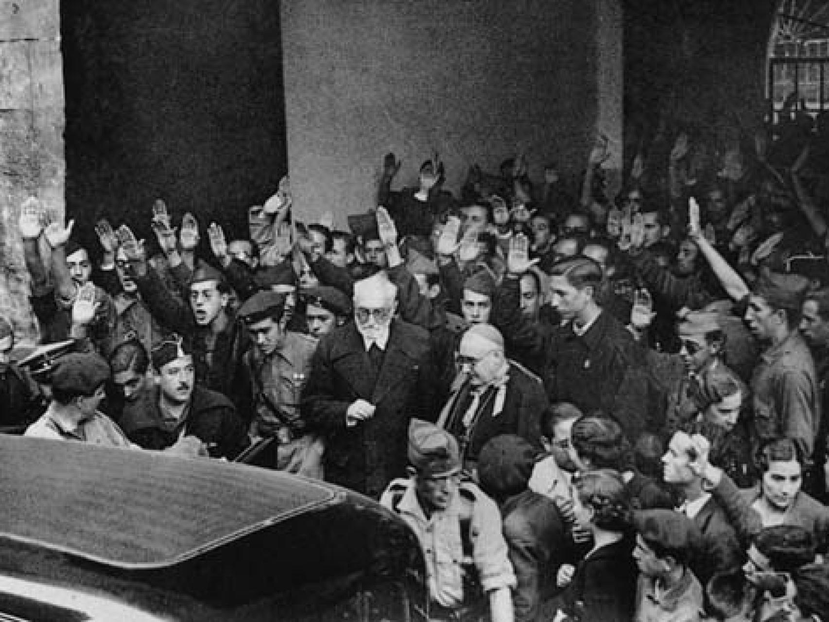 Unamuno, acosado por los falangistas, a la salida de la Universidad tras el enfrentamiento con Astray.