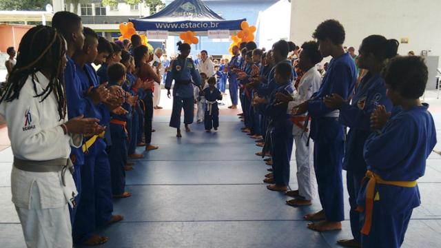 Los alumnos del centro hacen el pasillo a algunos de sus compañeros.
