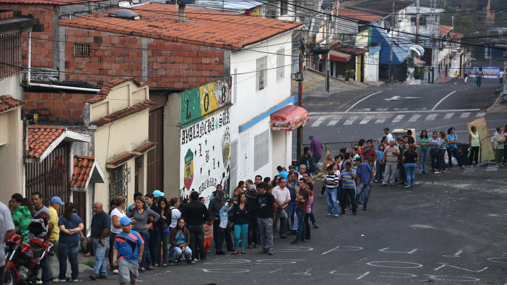 Cientos de personas hacen cola en San Cristobal.