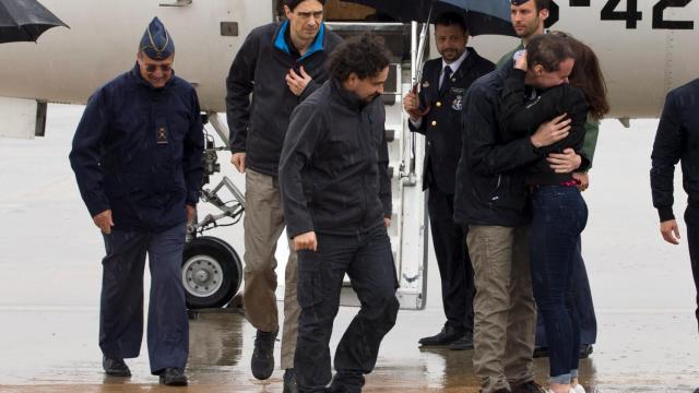 Pampliega, López y Sastre a su llegada al aeropuerto de Torrejón.