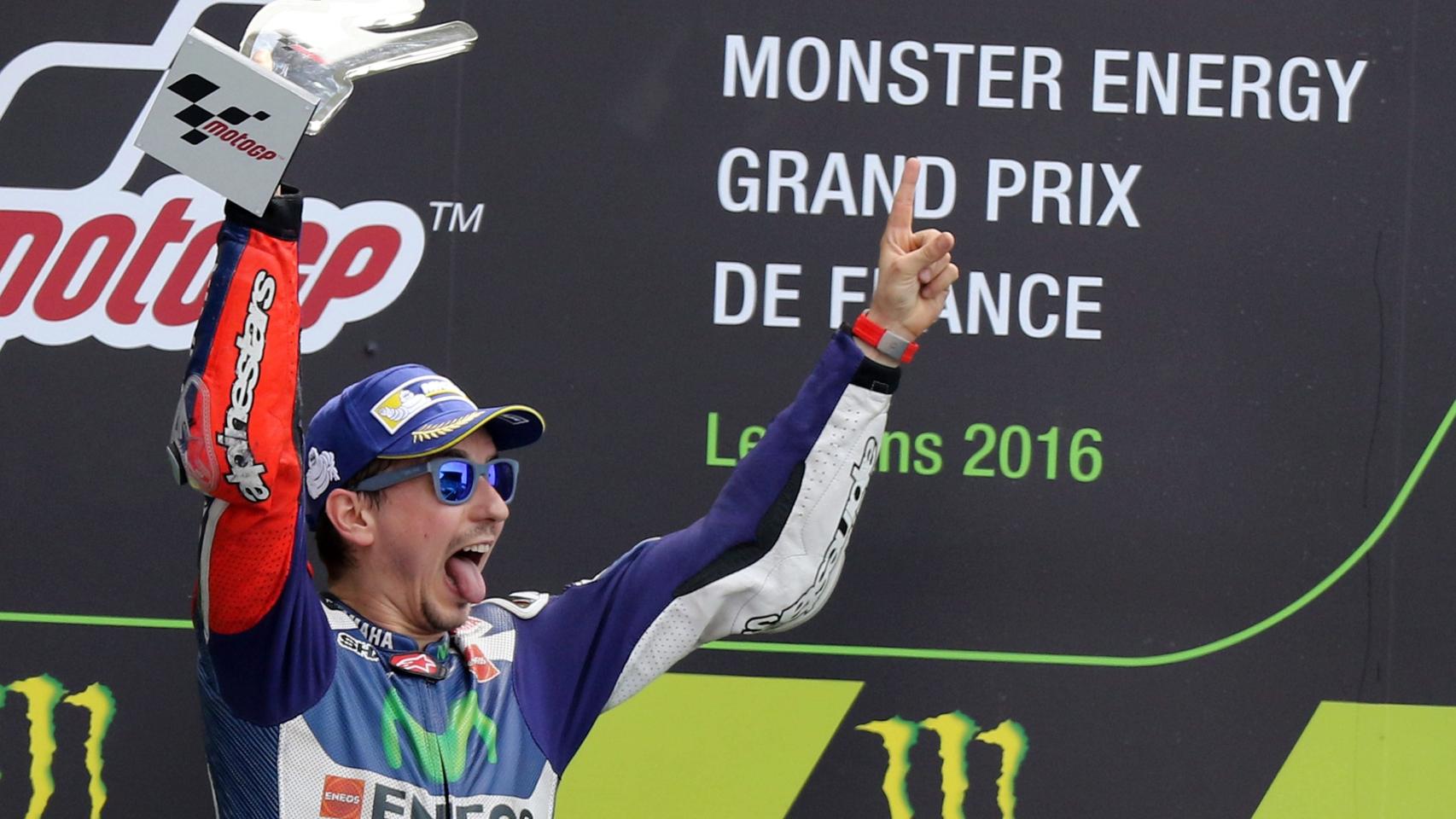 El piloto español de Yamaha, en lo más alto del podio del circuito de Le Mans.