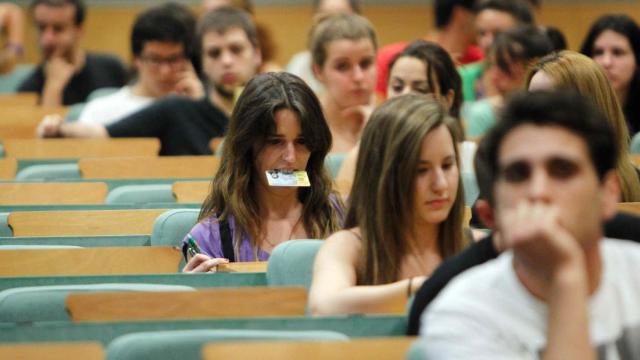 Varios estudiantes en un aula universitaria