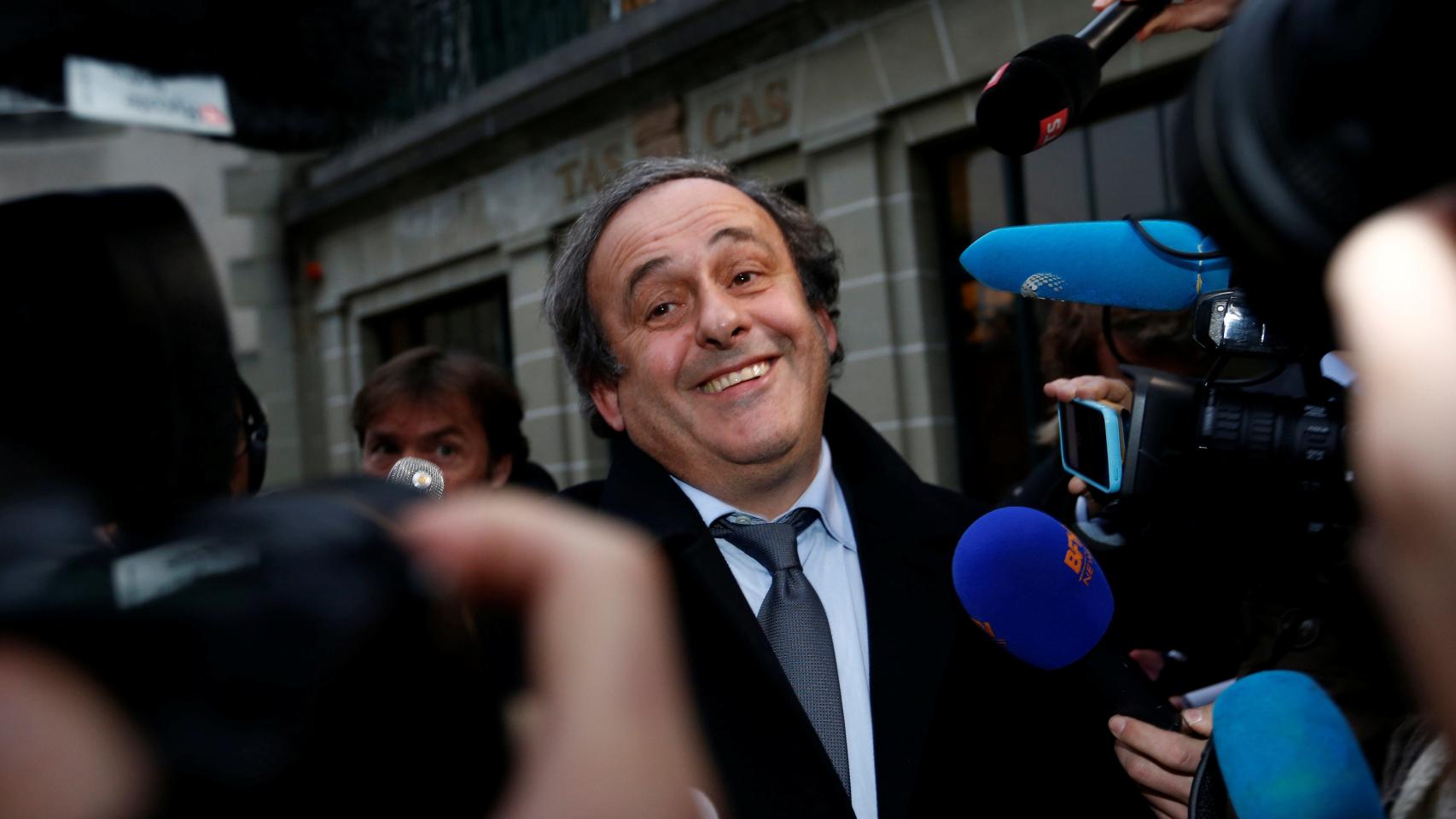 Michel Platini atiende a las cámaras.