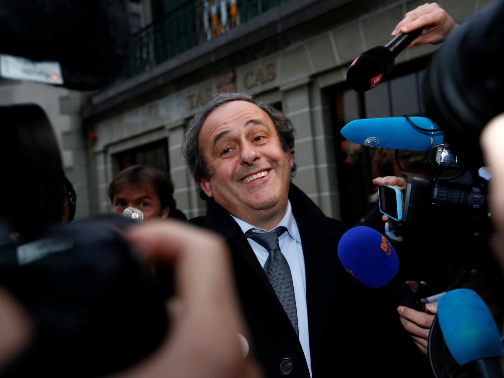 Michel Platini atiende a las cámaras.