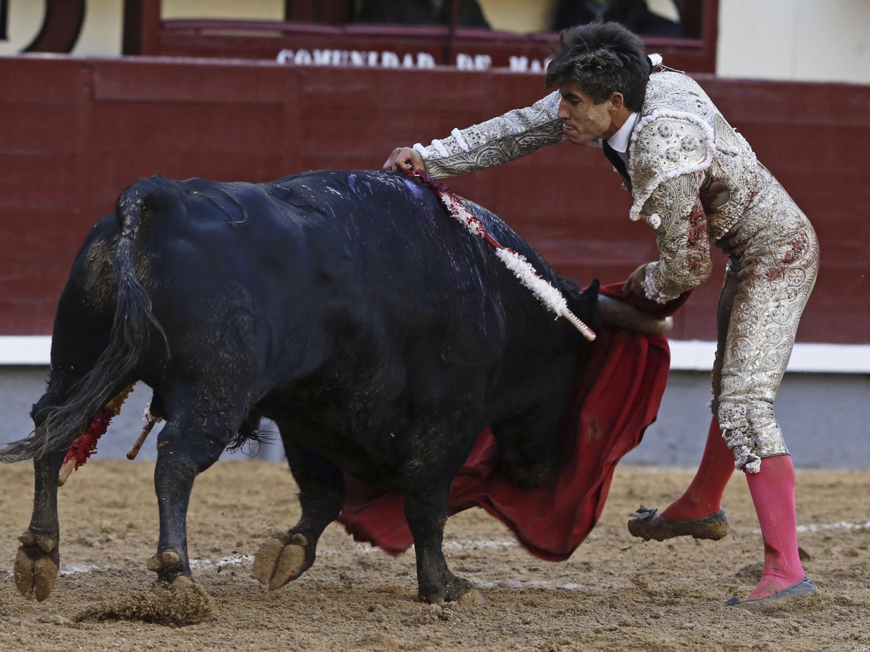 Álvaro Lorenzo clava una estocada a su segundo astado en la Cuarta de San Isidro.