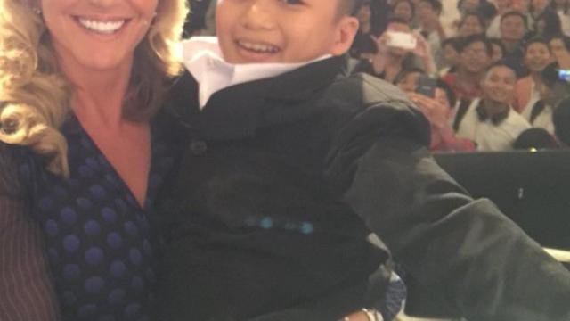 Michelle Mone haciéndose un selfie con Nguyen Tán Phát