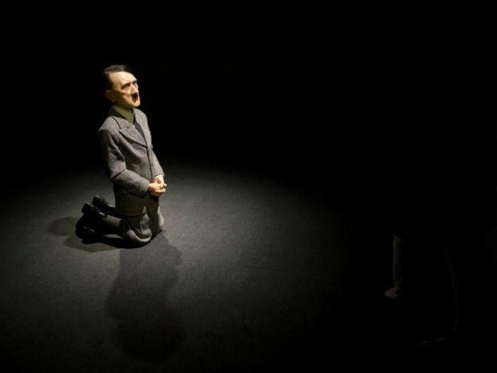 La obra Him de Maurizio Cattelan, vendida en Christie's.