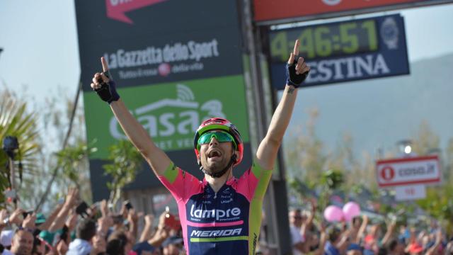 Diego Ulissi celebra su victoria en Praia a Mare.