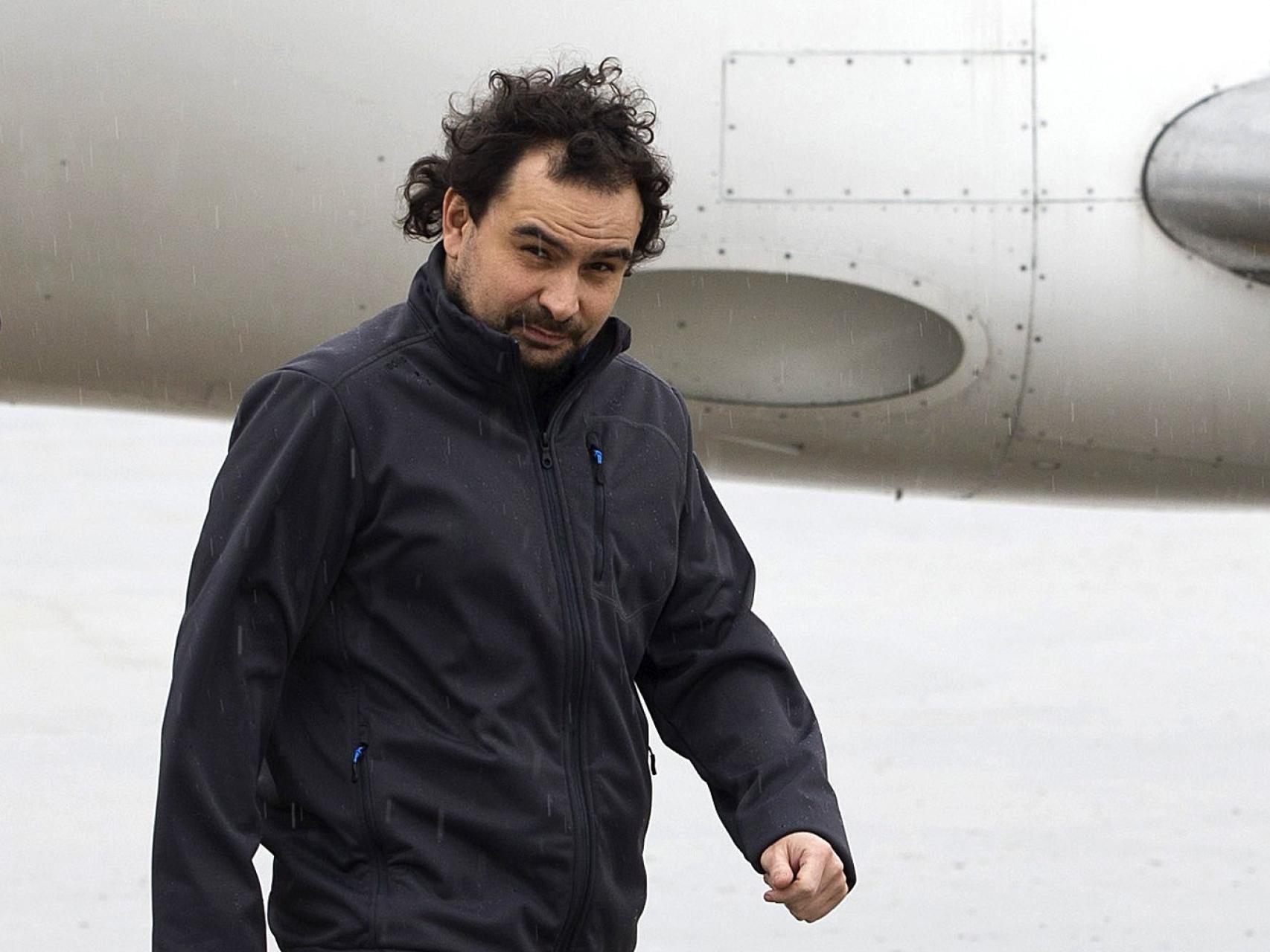 Ángel Sastre a su llegada a la Base äerea de Torrejón de Ardoz.