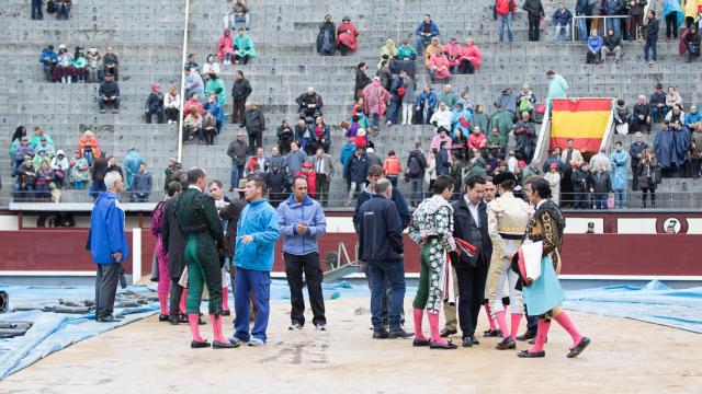 Imagen de los toreros sobre la arena valorando el estado del ruedo.