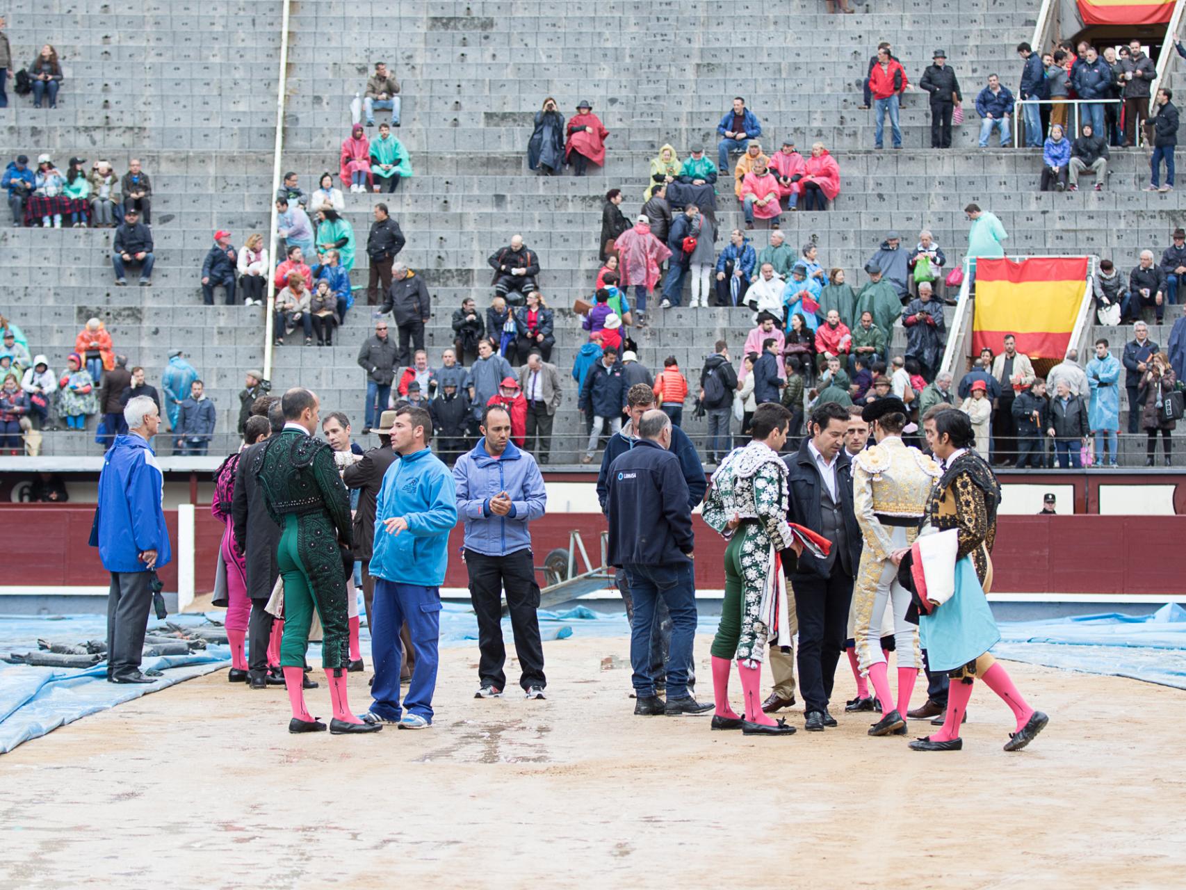 Imagen de los toreros sobre la arena valorando el estado del ruedo.