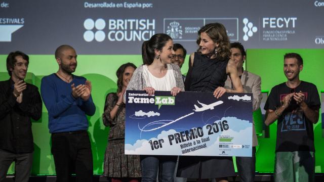 La reina Letizia entrega a Aguión el premio.