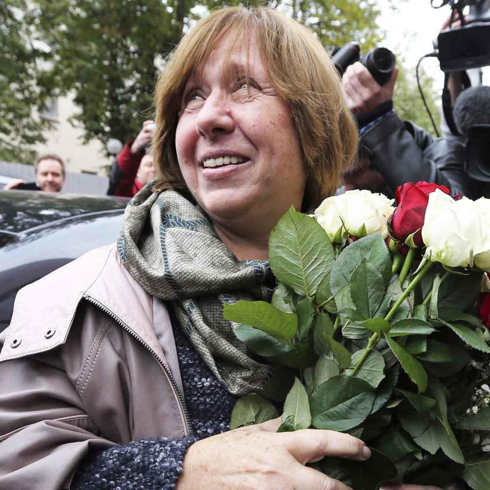 Svetlana Alexiévich el día en el que fue galardonada con el Nobel.