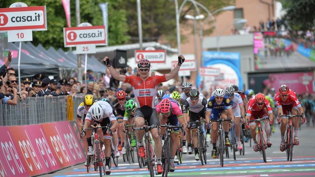 El sprinter alemán levanta los brazos en la línea de meta.
