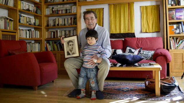 Sánchez Dragó posa junto a la foto de su padre y su hijo Akela.