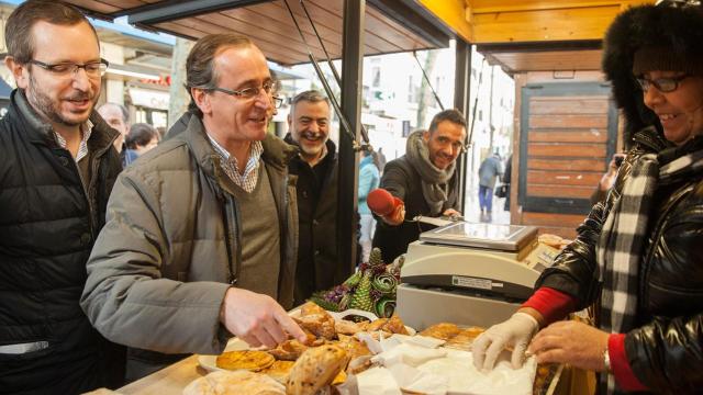 Alfonso Alonso y Javier Maroto, en un mercadillo gastronómico en Vitoria.