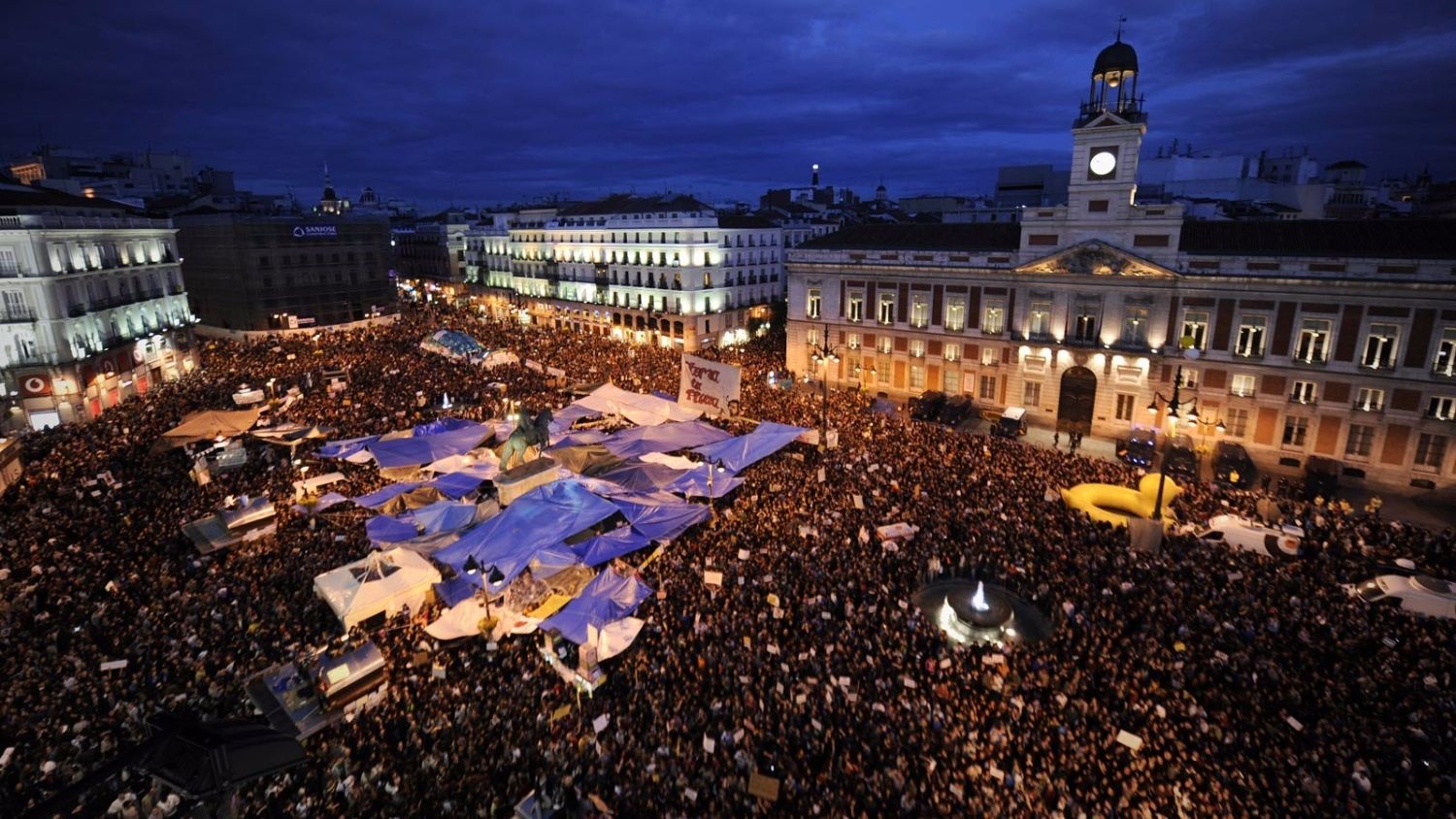Imagen de la Puerta del Sol la noche del 15M de 2011.