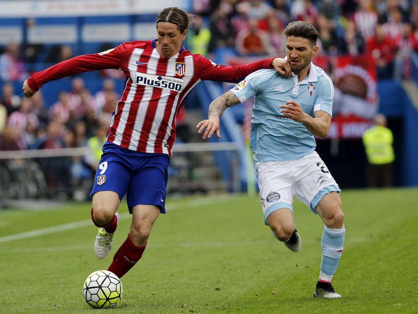 Fernando Torres en una jugada ante el Celta.