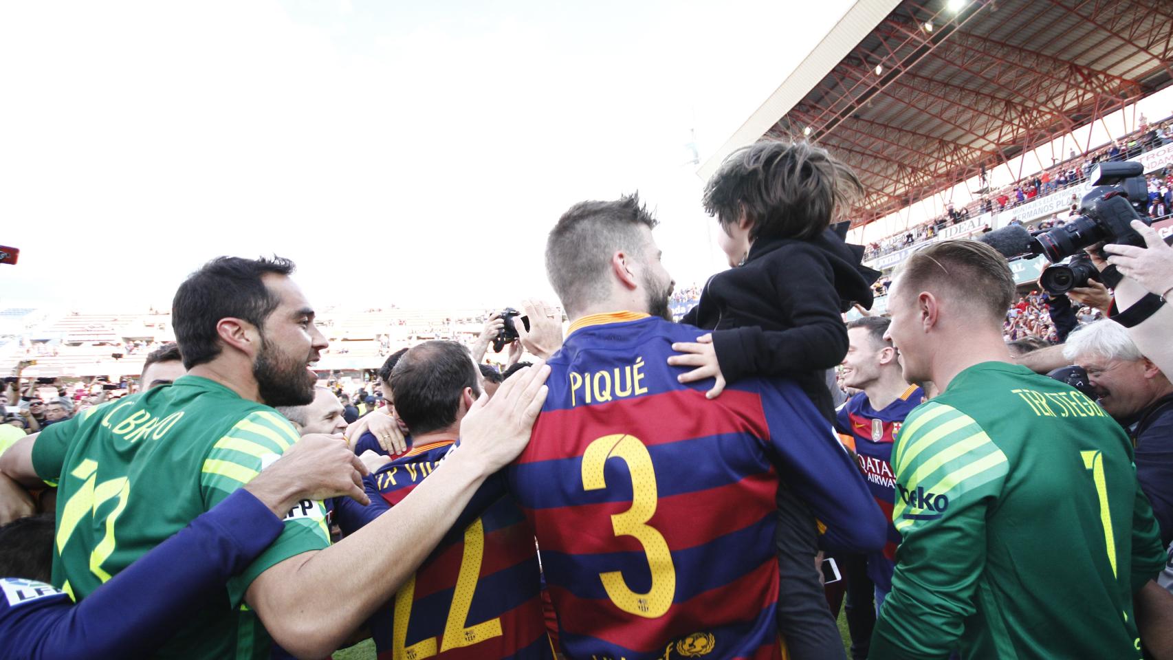 Piqué en el campo con el pequeño Milán