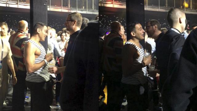 Javier Maroto charla animadamente con un eurofan en la fiesta posterior al festival