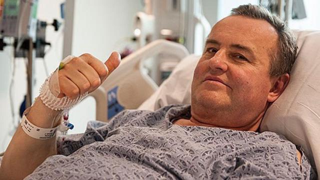 Thomas Manning, tras recibir su nuevo pene.