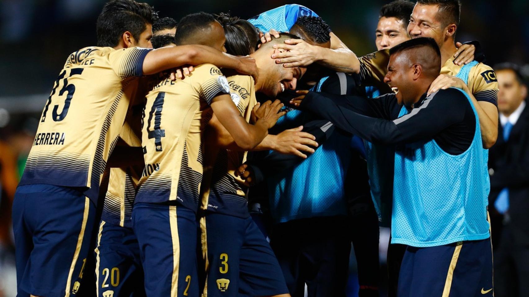 Los futbolistas de Pumas celebran uno de sus goles.