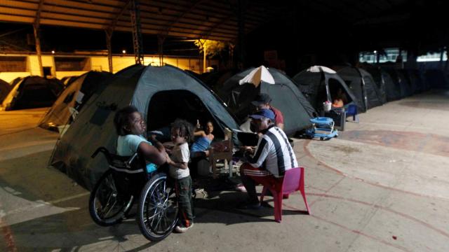 Damnificados por el terremoto de Ecuador, alojados en tiendas de campaña (06.052016).