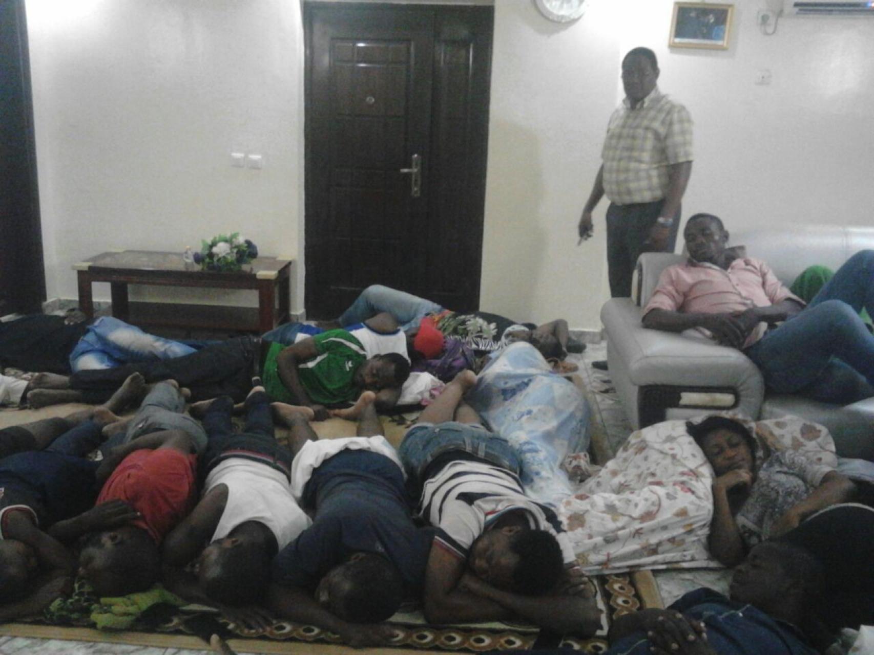 Nsé y un centenar de militantes están retenidos en la sede de su partido.