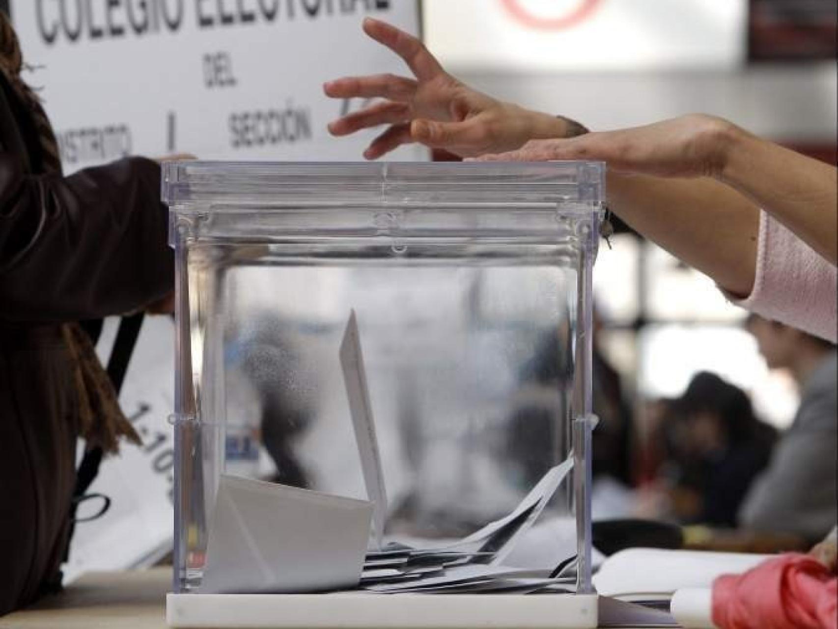 Urna en un colegio electoral de las elecciones generales.