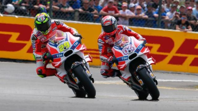 Dovizioso rueda por delante de Iannone en el pasado GP de Francia.