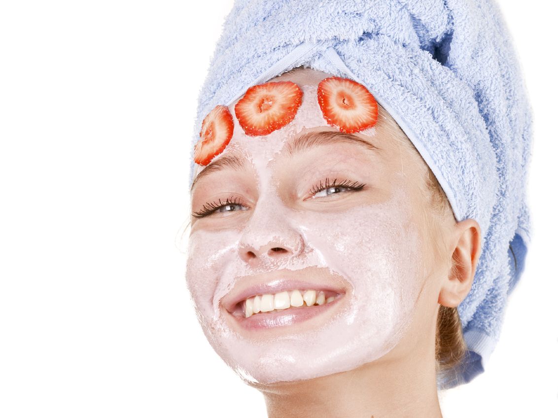 Prepara tu mascarilla facial con fresas