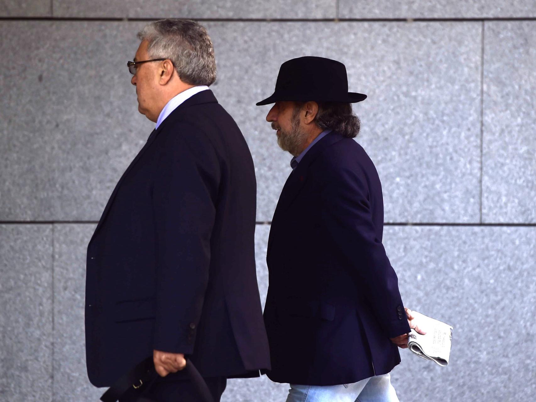 Fernando Peña, a la derecha, junto a su abogado.