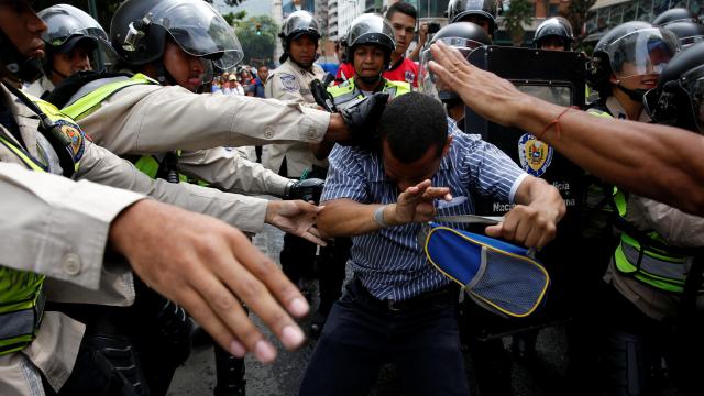 Más de mil funcionarios perdieron su trabajo por apoyar el referéndum revocatorio.