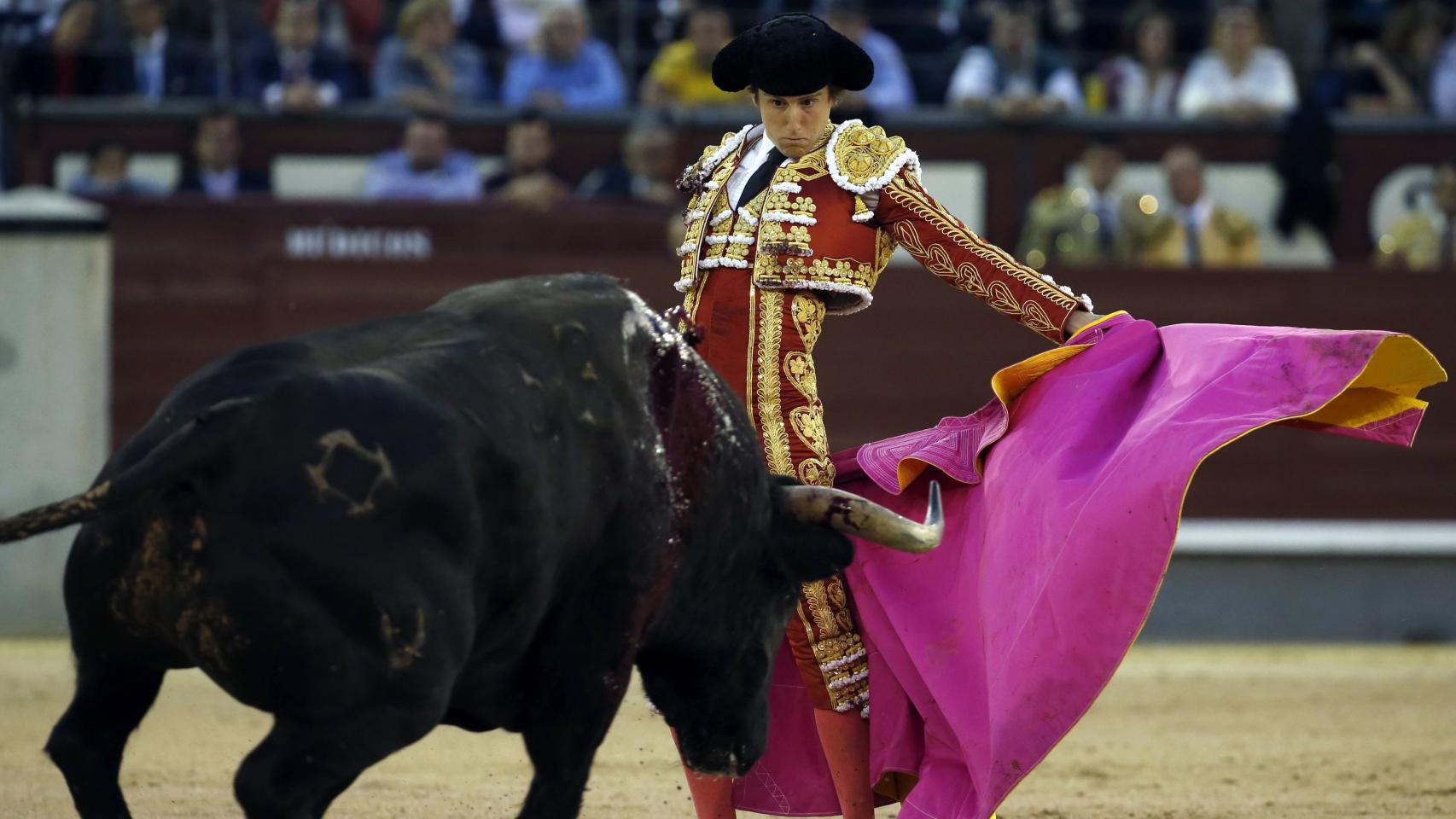 Román durante la faena a su segundo toro