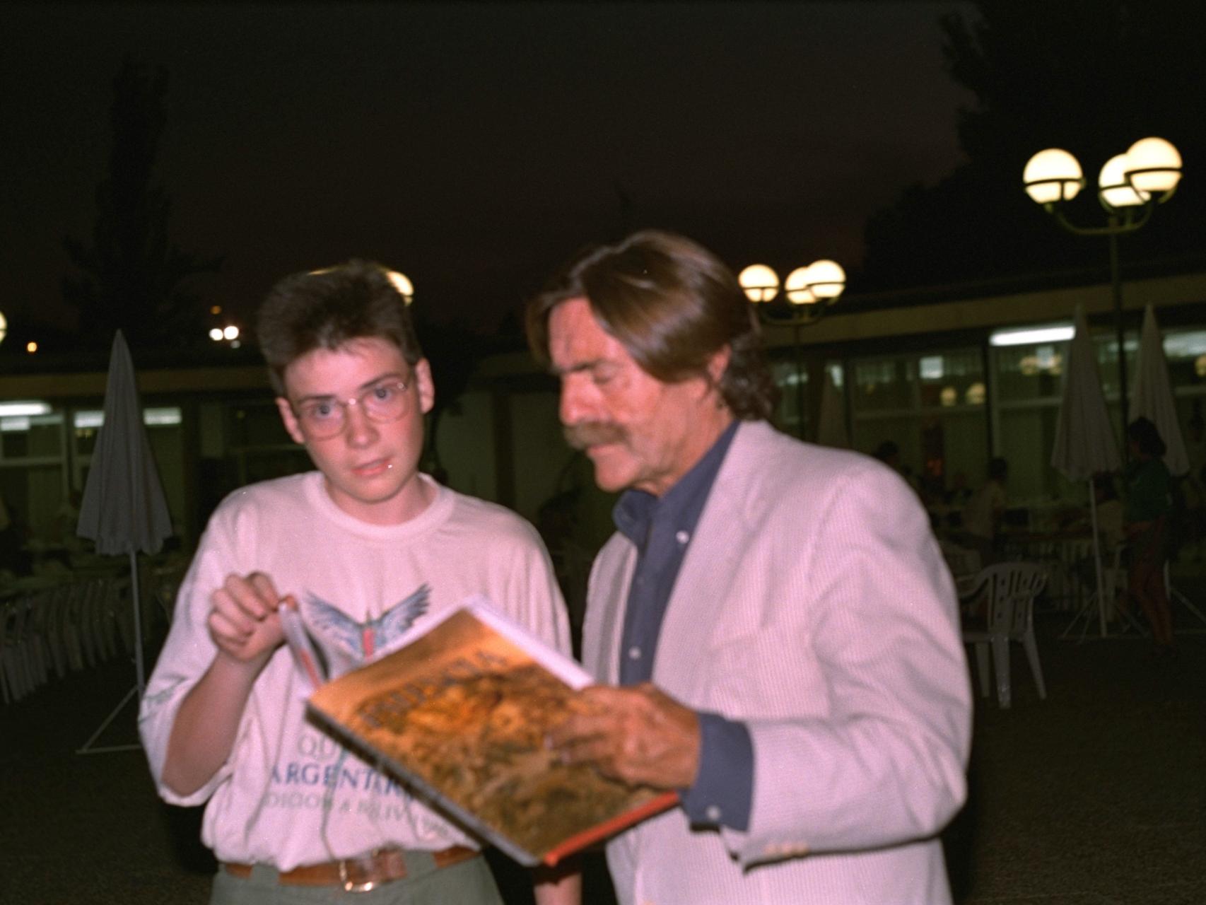 El expedicionario Francisco González junto a Miguel De la Quadra Salcedo en 1996.