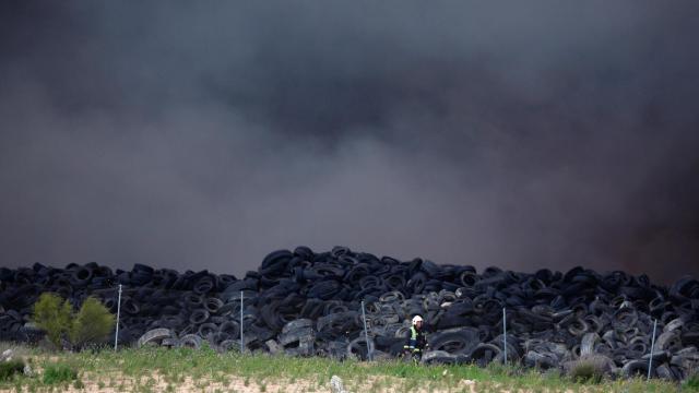 Neumáticos que arden en Seseña.