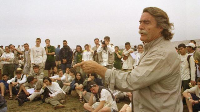 Miguel de la Quadra Salcedo conversa con expedicionarios de la XV Ruta Quetzal.