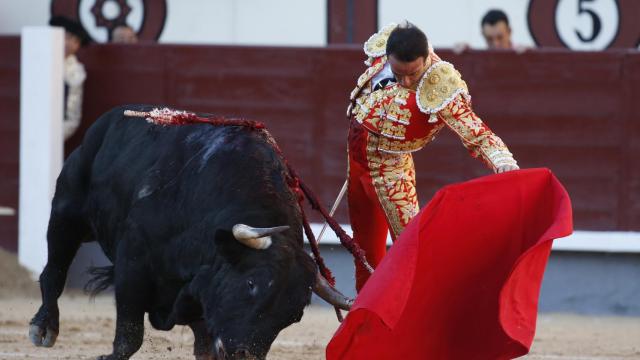 Enrique Ponce da un pase de muleta a su primer toro.