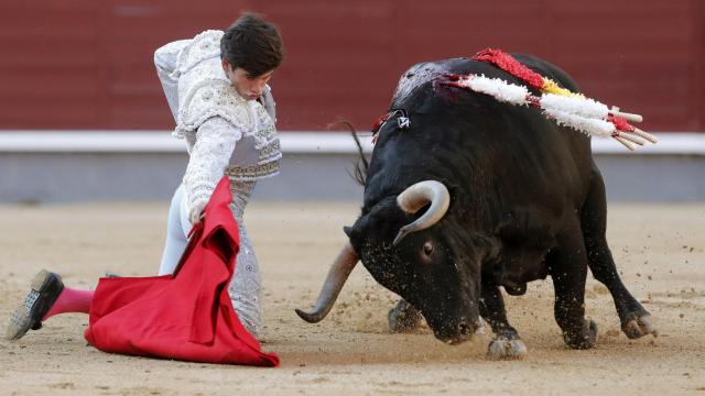 José Garrido da un pase a uno de sus astados en la décimoquinta de la Feria de San Isidro.