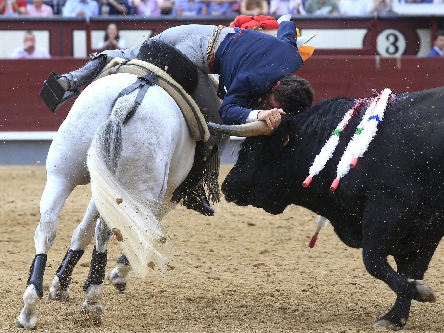 Leonardo Hernández en plena faena con su primer astado.