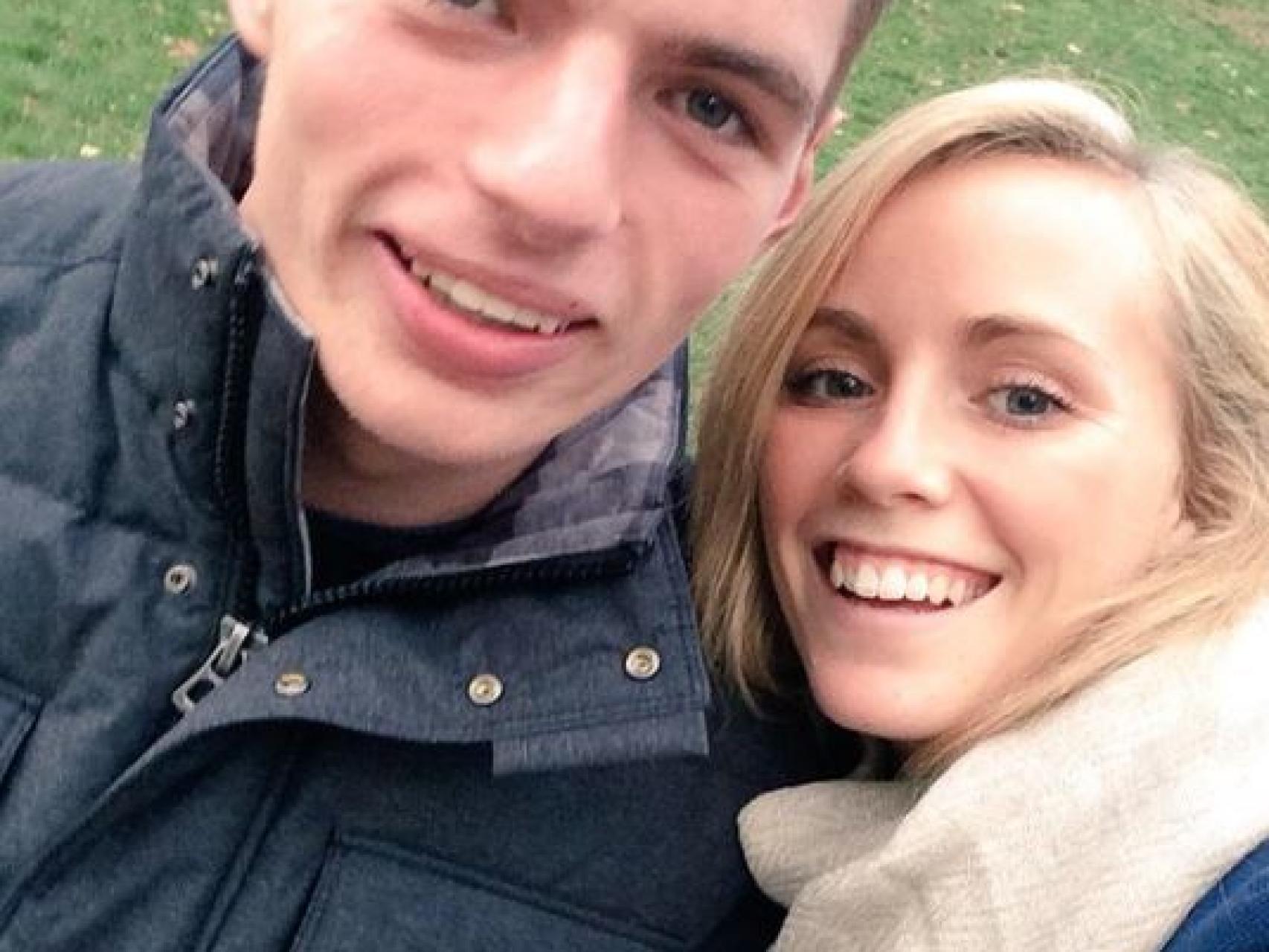 Vestappen junto a su novia.