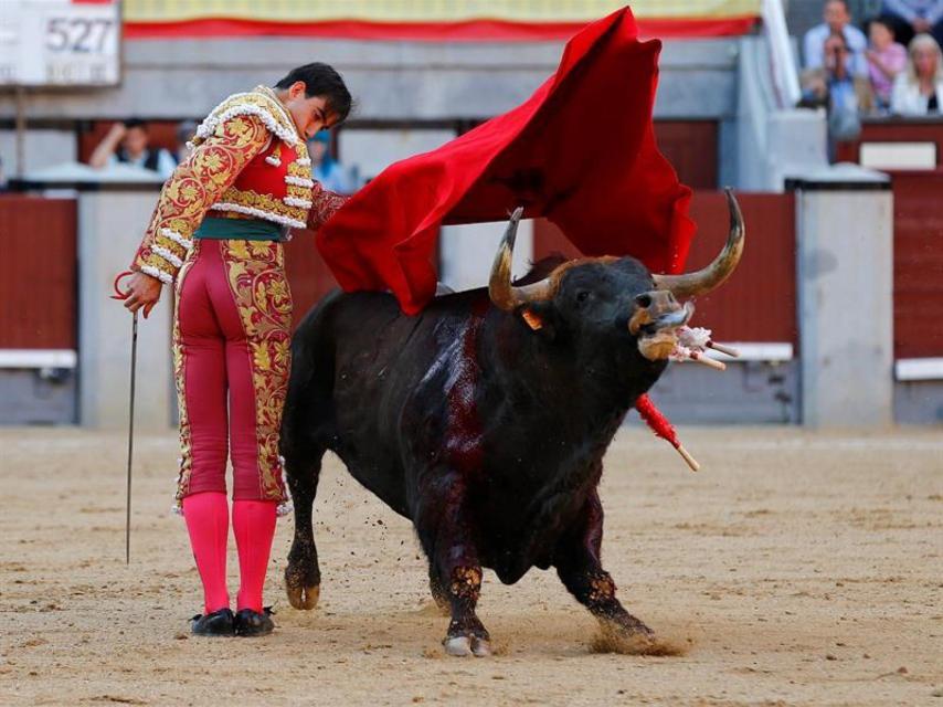 El diestro Paco Ureña tras descabellar al primero de los de su lote.