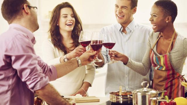 Cómo NO debes comportarte en una cena con amigos